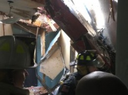 В США самолет упал на многоквартирный дом и провалился сквозь крышу (фото)
