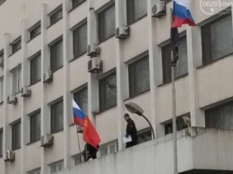 3 года назад над горсоветом Мариуполя подняли флаг России (ФОТО)