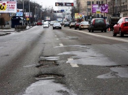 Яма на яме: Почему в Киеве ужасные дороги и что с ними будут делать в 2017 году