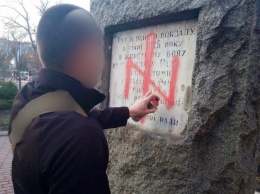 Молодые «свободовцы» изрисовали одесские памятники нацистской символикой