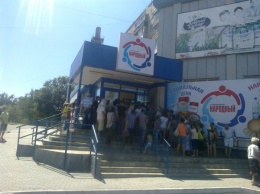 В Алчевске открытие «Народного» супермаркета вызвало столпотворение – людей привлекли бесплатным мороженым