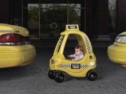 Трехлетнего малыша сделали «таксистом» (ВИДЕО)