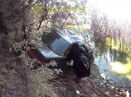 На Киевщине автомобиль упал с обрыва