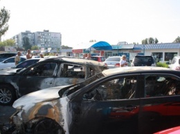На запорожской стоянке полностью сгорели два авто