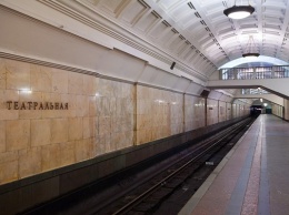 Станцию метро "Театральная" обложили мрамором