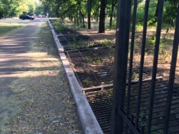 В парке Победы вандалы раскурочили забор