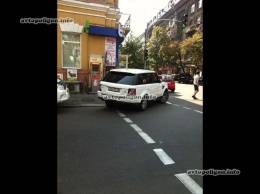 В Киеве на перекрестке Гончара-ЯрВал автоледи на Range Rover эпично припарковалась на пешеходном переходе. ФОТО