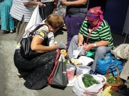Стихийщикам возле метро "Героев Днепра" дали места на рынке