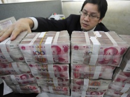 Китайский Центробанк обвалил курс юаня