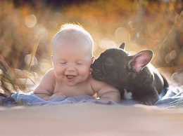 Родившиеся в один день ребенок и собака, делают все вместе (ФОТО)