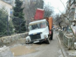 В Полтаве в яму в асфальте провалился мусоровоз (Фотофакт)