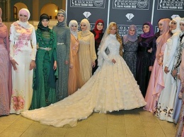 Айшат Кадырова представила новую коллекцию женской одежды
