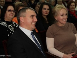Сенкевич и Казакова поздравили ветеранов образования с 8 Марта (ФОТО)