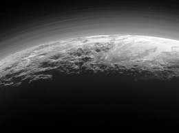 Ученые заметили на Плутоне органический туман