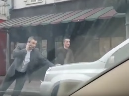Картина маслом: Кличко толкает машину посреди Киева