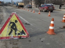В Каменском начали ремонтировать дорогу на Новом мосту