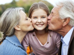 Психологи назвали 6 вещей, которыми нужно заняться с бабушкой и дедушкой