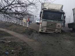 Под Днепром грузовики проваливаются в грязь