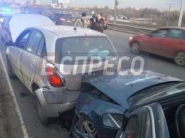 В Киеве серьезная авария, пострадал десяток авто: появились фото