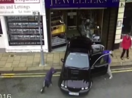 Безоружная женщина попыталась предотвратить ограбление магазина (видео)