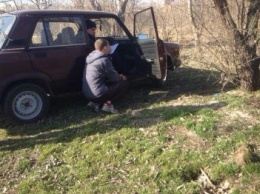 В николаевских Лесках задержали двух молодых людей, искавших "закладку" с наркотиками (ФОТО)