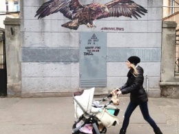 Стену напротив одесского УСБУ украсил большой орел
