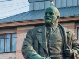 В России "заплакал" памятник Ленину: сеть в шоке и смеется
