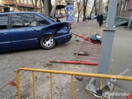 ДТП в Одессе: «Volkswagen» вылетел на тротуар и снес ограду (фото)