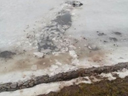 В Киевской области полицейский и пенсионер спасли провалившихся под лед девочек