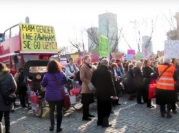 Тысячи поляков провели манифестации в защиту прав женщин