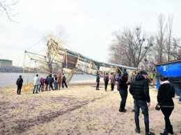 В субботу со скандалом демонтировали знаменитую канатную дорогу над Днепром