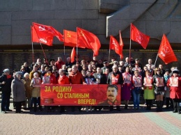 В оккупированном Крыму устроили акцию с портретами Сталина. Появились фото