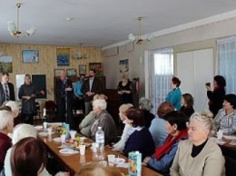 В Бердянске традиционно поздравляют педагогов-ветеранов с 8 Марта