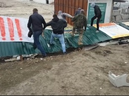 Активисты в Киеве снесли забор застройщика на возле Лебединого озера