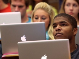 Компьютеры Apple проигрывают «хромбукам» битву за школы
