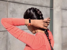 Fitbit представила новый фитнес-браслет Alta HR с датчиком пульса