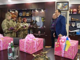 Губернатор в канун 8 Марта наградил женщин-военнослужащих (фото)
