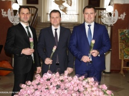 Без мэра, зато с розами, джазом и пирожными: как сотрудниц Николаевского горсовета с 8 марта поздравляли