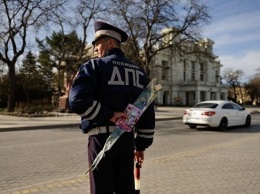 Крымские инспекторы ГИБДД будут дарить цветы женщинам-водителям 8 марта