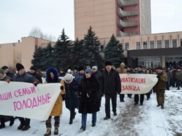 Почему труженики завода "Констар" не могут получить кровно заработанные "копейки"