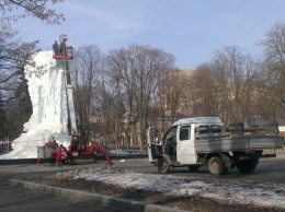 Весна пришла: в Харькове демонтируют ледяной фонтан