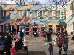 В Одессе художники необычно разрисовали фасад школы (фото)