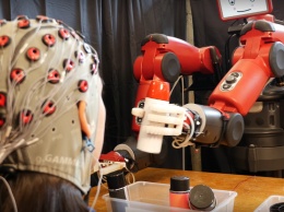 Нейроинтерфейс помог дилетантам предупреждать робота об ошибке