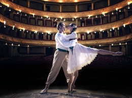 Украинская балерина Екатерина Кухар удивит необычным образом с японской глиной на голове