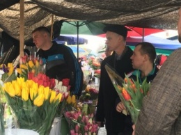 Рынки Кривого Рога "утонули" в цветах: во сколько мужчинам обойдутся букеты для женщин на 8 марта? (ФОТО)