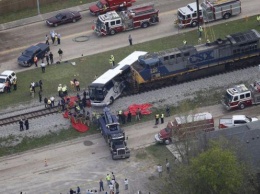 В США поезд врезался в автобус: четверо погибли, десятки ранены
