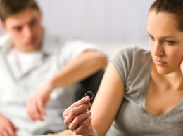 Инициатором развода чаще становится младший партнер - Психологи