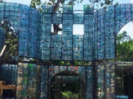 В Панаме построили деревню из пластиковых бутылок (фото)