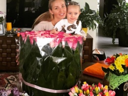 Татьяна Навка утонула в море цветов