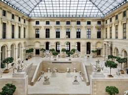 Показ коллекции осень-зима от Louis Vuitton состоялся в Лувре